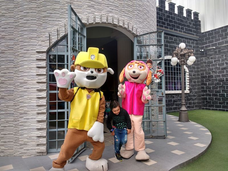 Entrada del castillo con botargas recibiendo a los invitados
