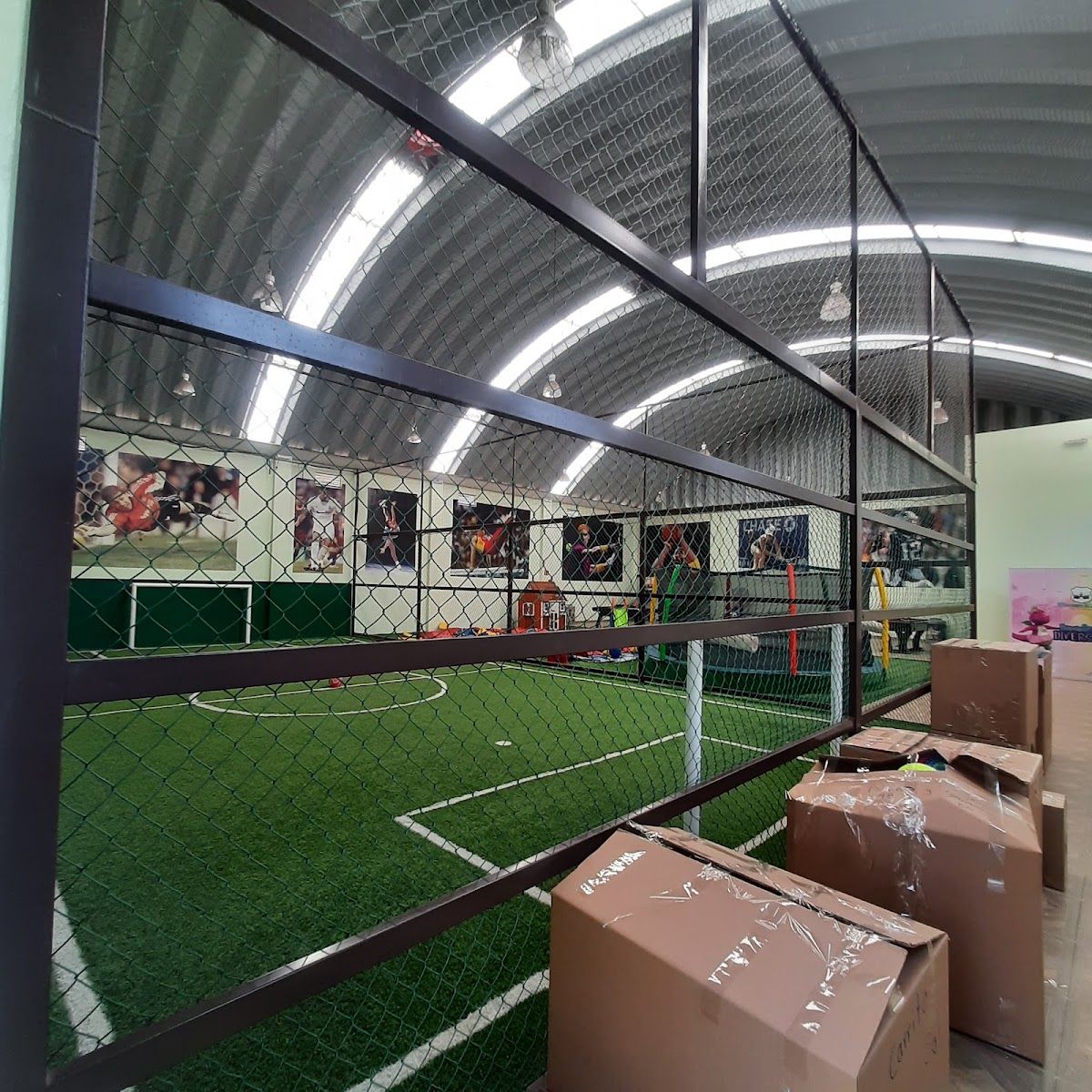 Cancha de fútbol techada bajo el domo