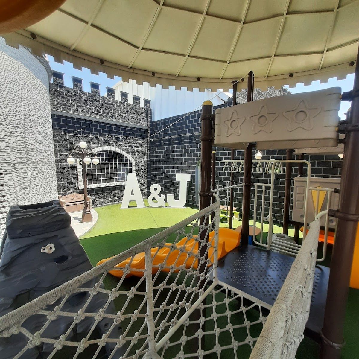 Estructura de juegos con redes y túneles en el patio del castillo