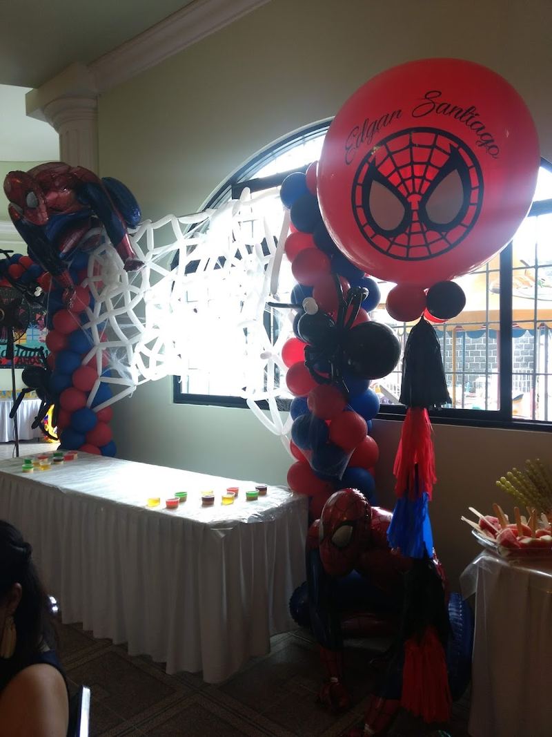 Mesa decorada con temática infantil