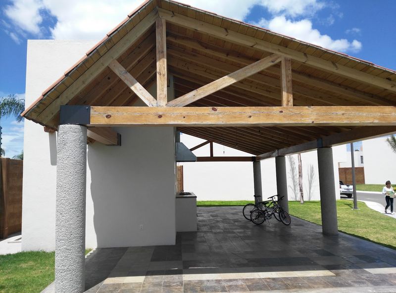 Palapa de madera en el área exterior