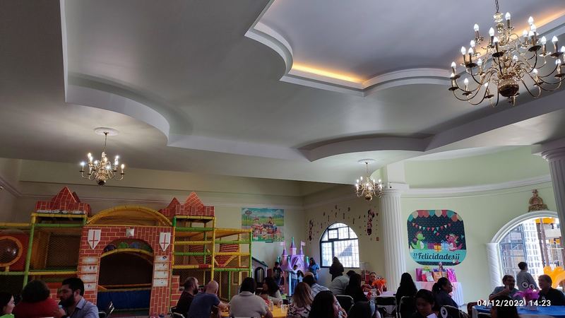 Salón principal con el área de juegos al fondo